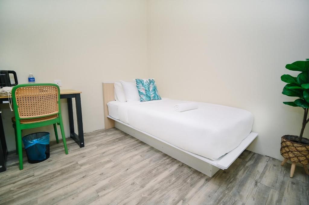 Postel nebo postele na pokoji v ubytování Swing & Pillows - Putrajaya Selangor