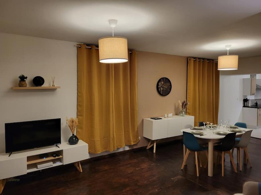 TV/trung tâm giải trí tại Charmant appartement en cœur de ville