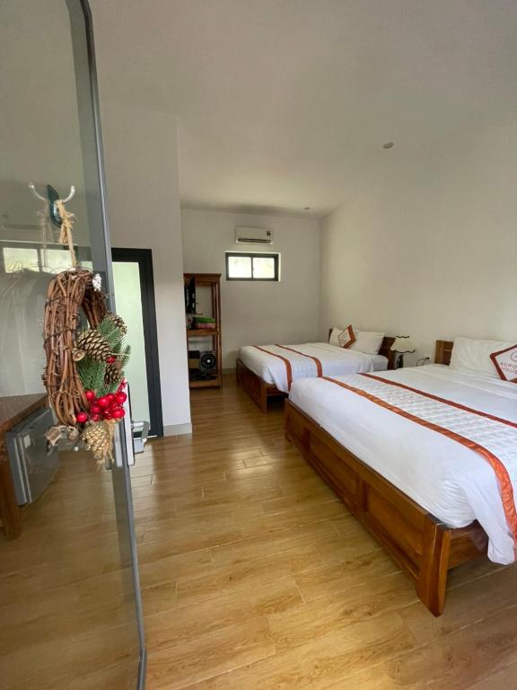 Giường trong phòng chung tại Aurora House