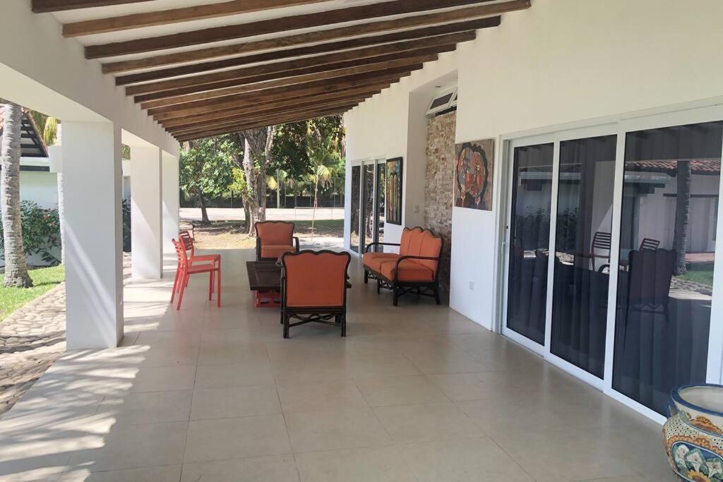 eine Veranda eines Hauses mit Stühlen und einem Tisch in der Unterkunft Casa Las Doroteo in El Sunzal