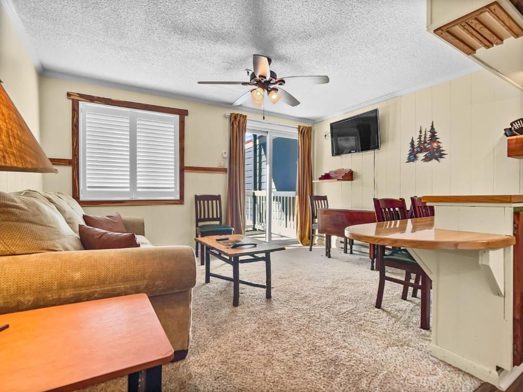 Posezení v ubytování ML155 First Floor No Elevator Or Steps WiFi EZ Parking Slope Side