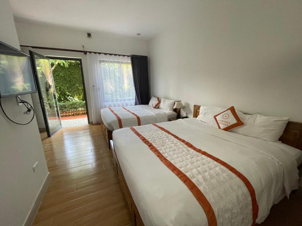 Giường trong phòng chung tại Aurora House