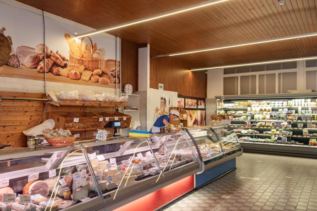 Supermarket nebo jiné obchody v  prázdninového areálu nebo okolí