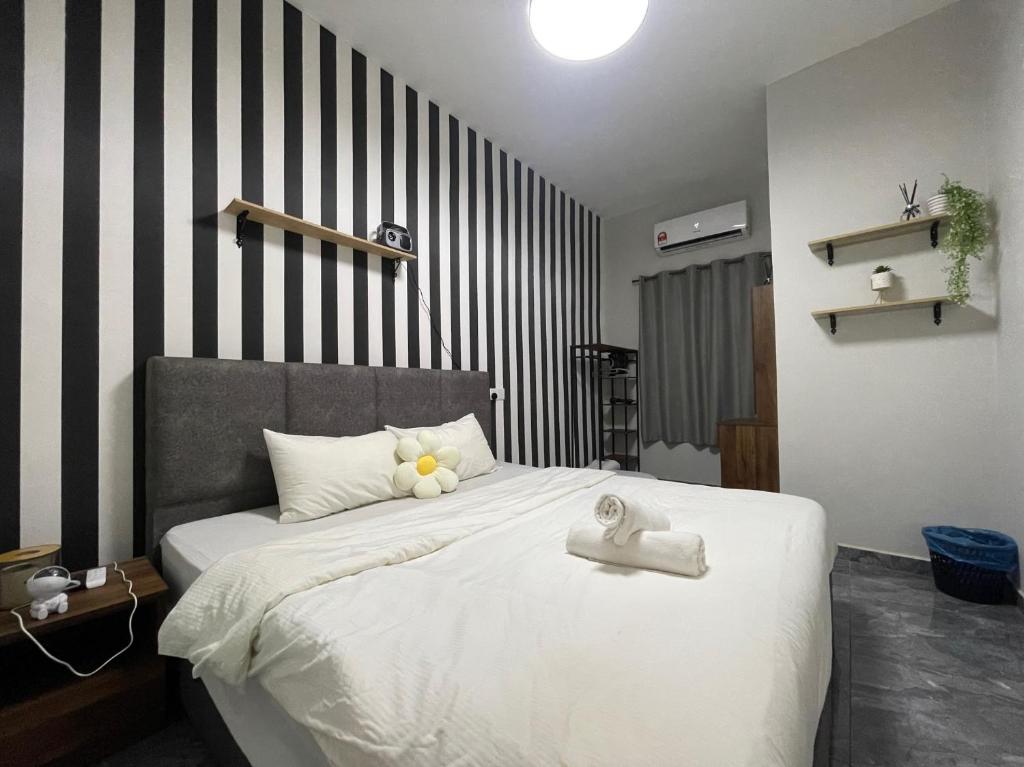 Postel nebo postele na pokoji v ubytování R8 Hotel-style Room With Projector #1min Walk to Ksl City Mall