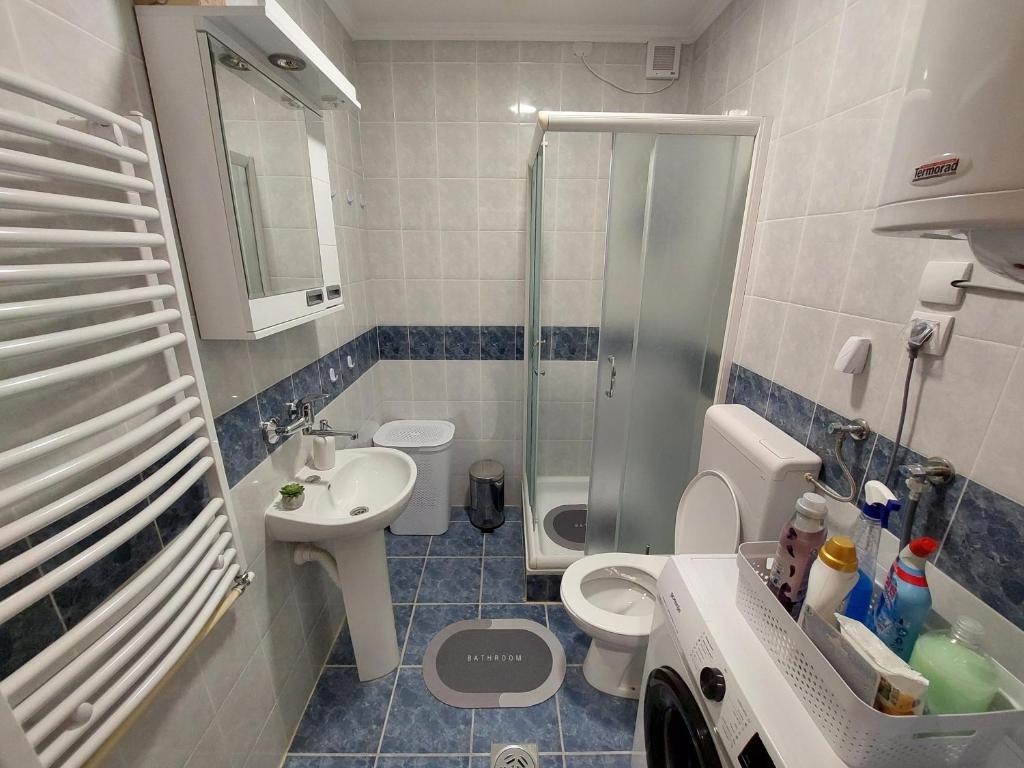 uma casa de banho com um chuveiro, um WC e um lavatório. em Apartman Sweet Dreams em Sombor