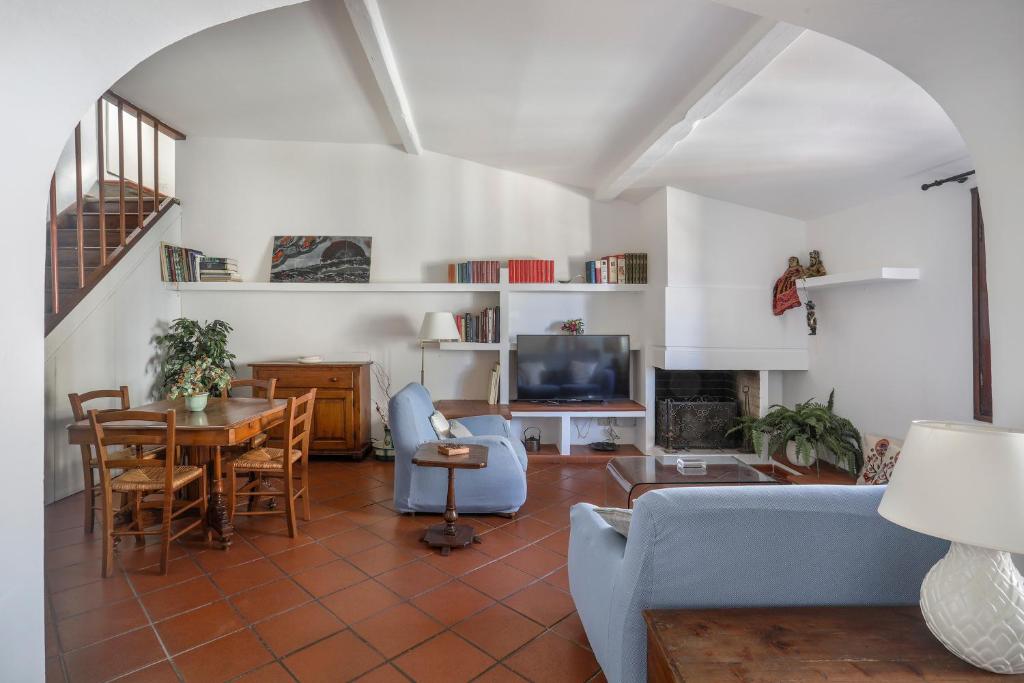 Bright Last-Floor Apartment with Terrace