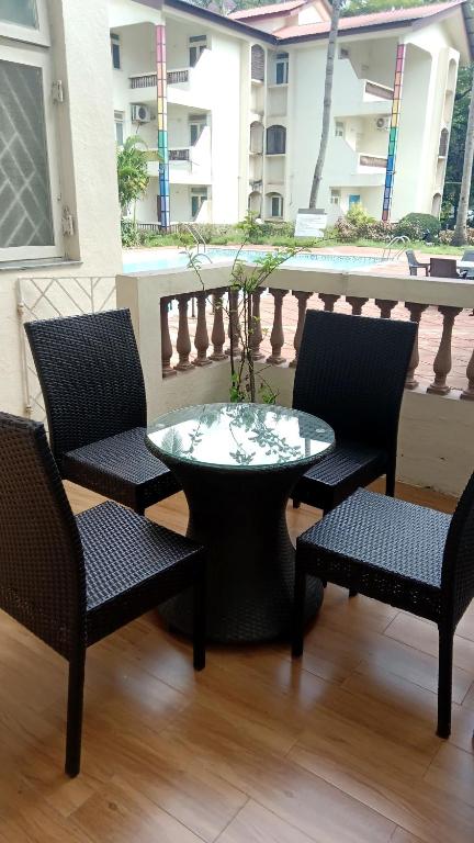Posezení v ubytování Poolside Apartment - Bliss by the Pool Candolim Goa