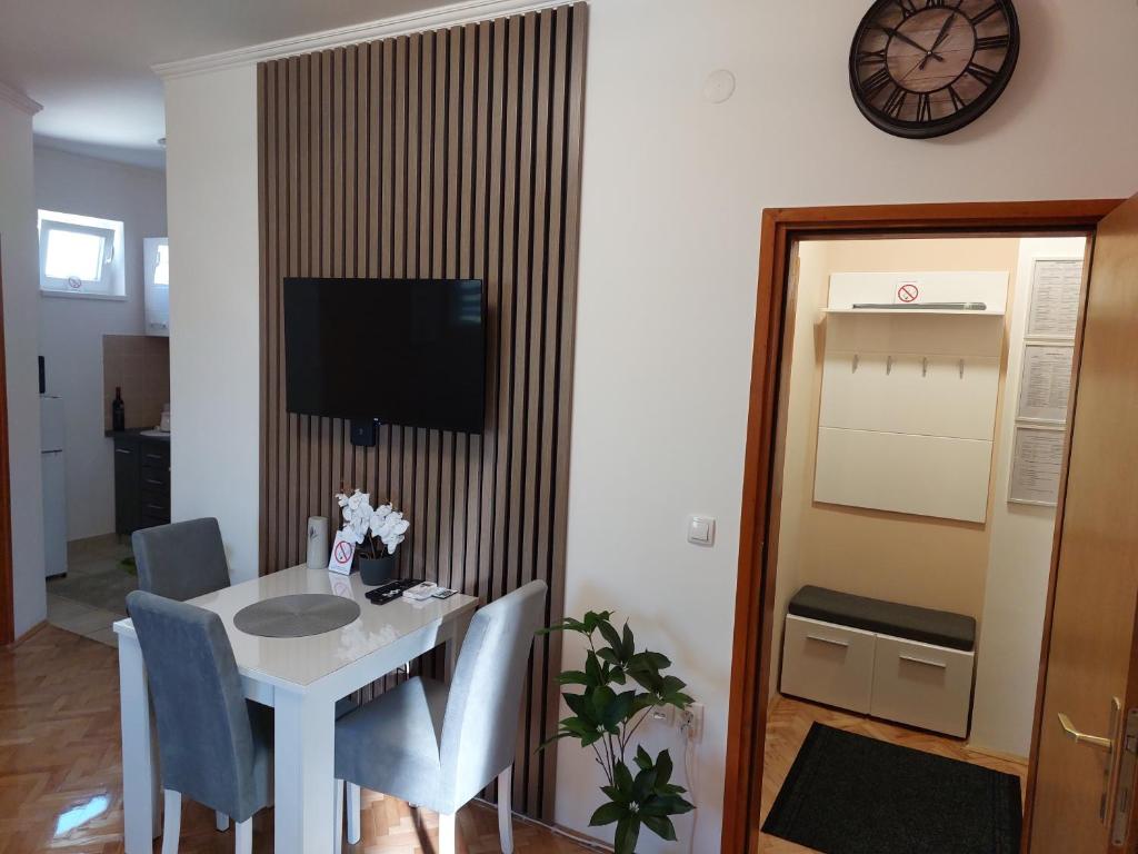 Uma televisão e/ou sistema de entretenimento em Apartman Sweet Dreams