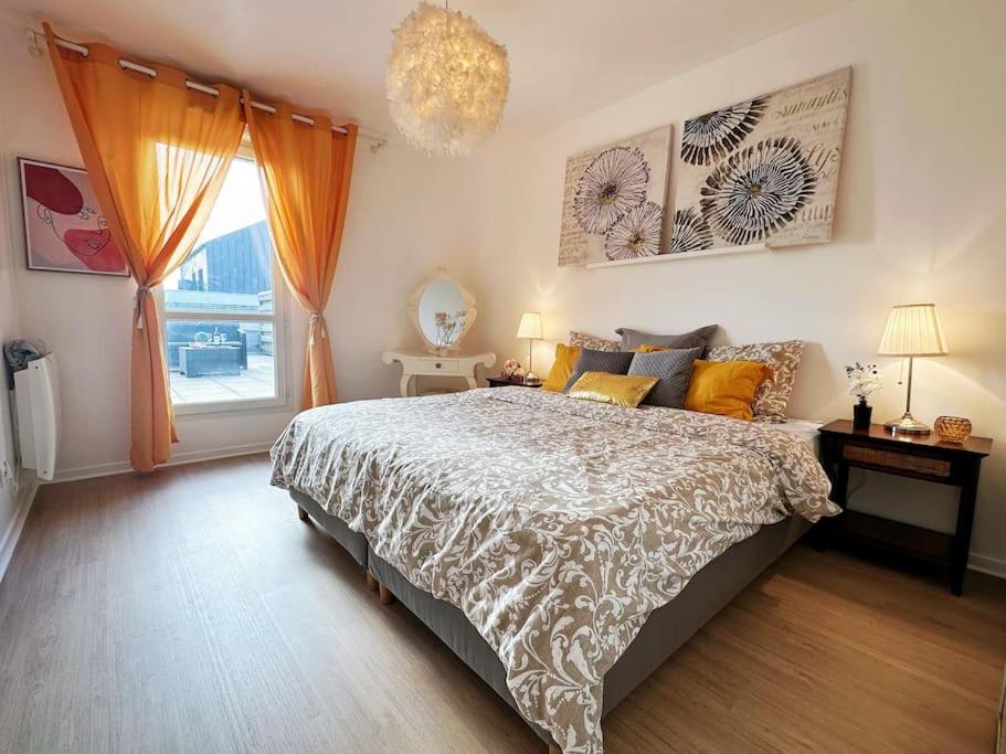 une chambre avec un grand lit et une fenêtre dans l'établissement Bon apart 5 min from Disneyland & village Paris, à Montévrain