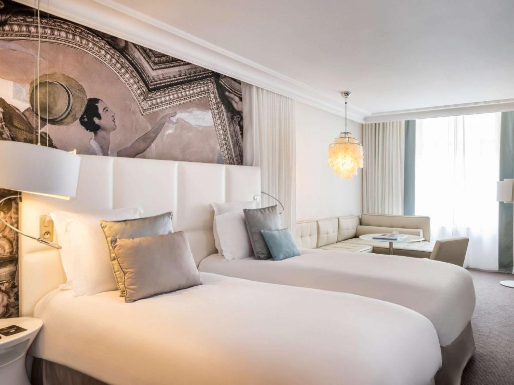 Кровать или кровати в номере Cures Marines Hotel Thalasso & Spa Trouville - MGallery Collection