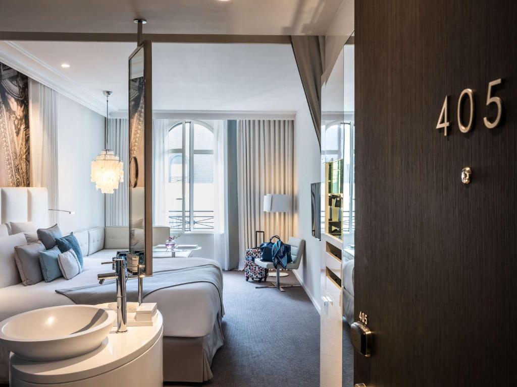 Гостиная зона в Cures Marines Hotel Thalasso & Spa Trouville - MGallery Collection