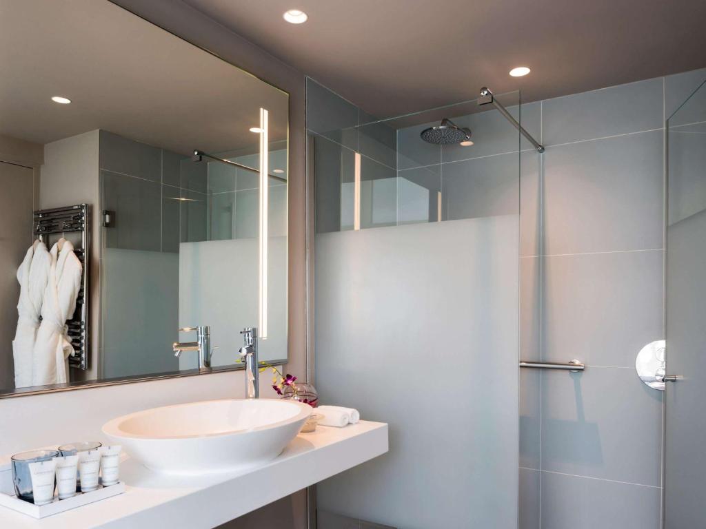Ванная комната в Cures Marines Hotel Thalasso & Spa Trouville - MGallery Collection