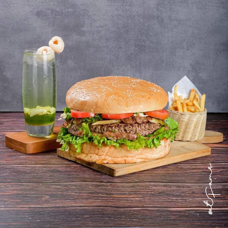 Jídlo v hotelu nebo okolí
