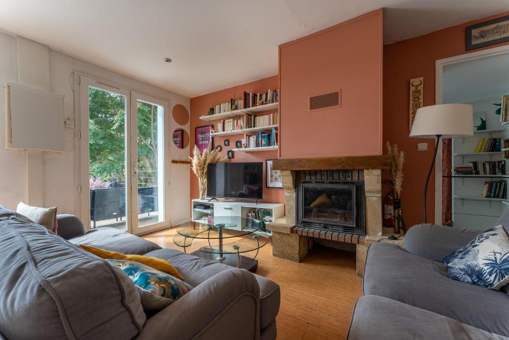 un salon avec un canapé et une cheminée dans l'établissement Le Martinet - Maison avec piscine et jaccuzi, à Le Martinet