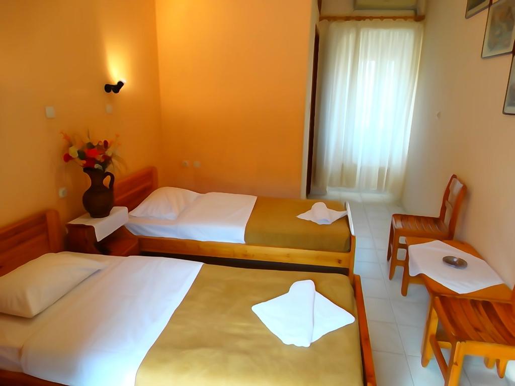 Postel nebo postele na pokoji v ubytování Akrotainaritis Rooms