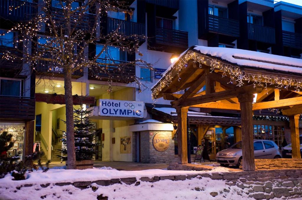 クールシュヴェルにあるMadame Vacances Grand Studio Marolyのクリスマスのイルミネーションと建物のある通り