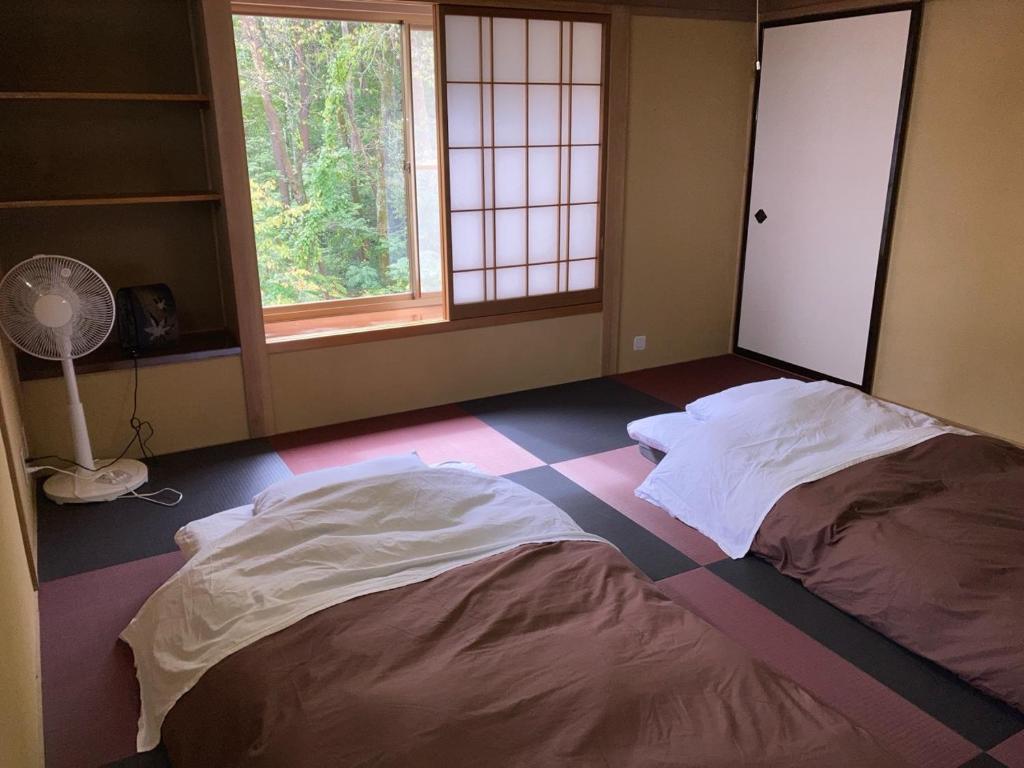 Postel nebo postele na pokoji v ubytování 安曇野市穂高温泉郷Vila湯仙望