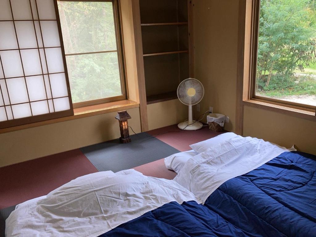 Postel nebo postele na pokoji v ubytování 安曇野市穂高温泉郷Vila湯仙望