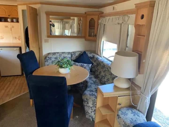 Χώρος καθιστικού στο Compact Holiday Home