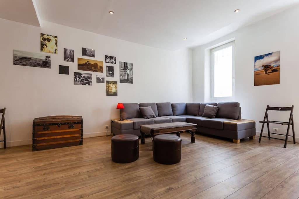 un salon avec un canapé et une table dans l'établissement Loft coeur Panier, à Marseille