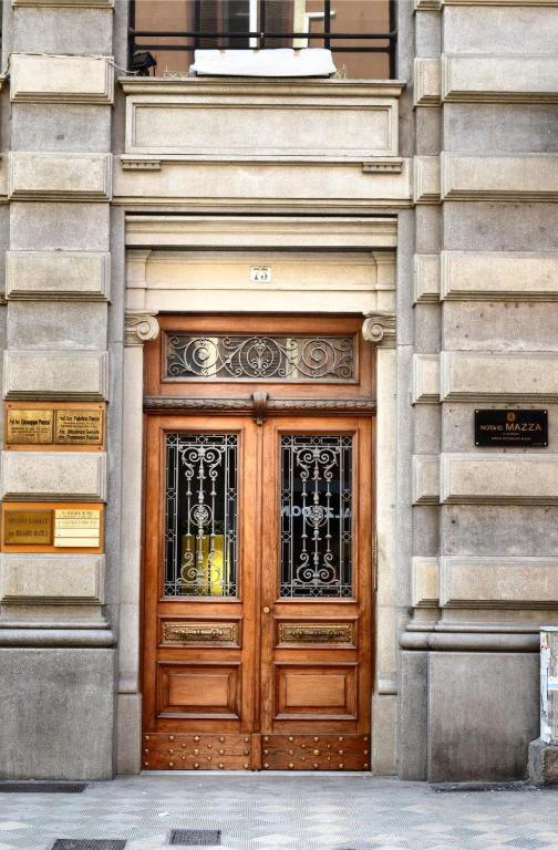 巴里Maison Sparano的一座带木门和窗户的建筑