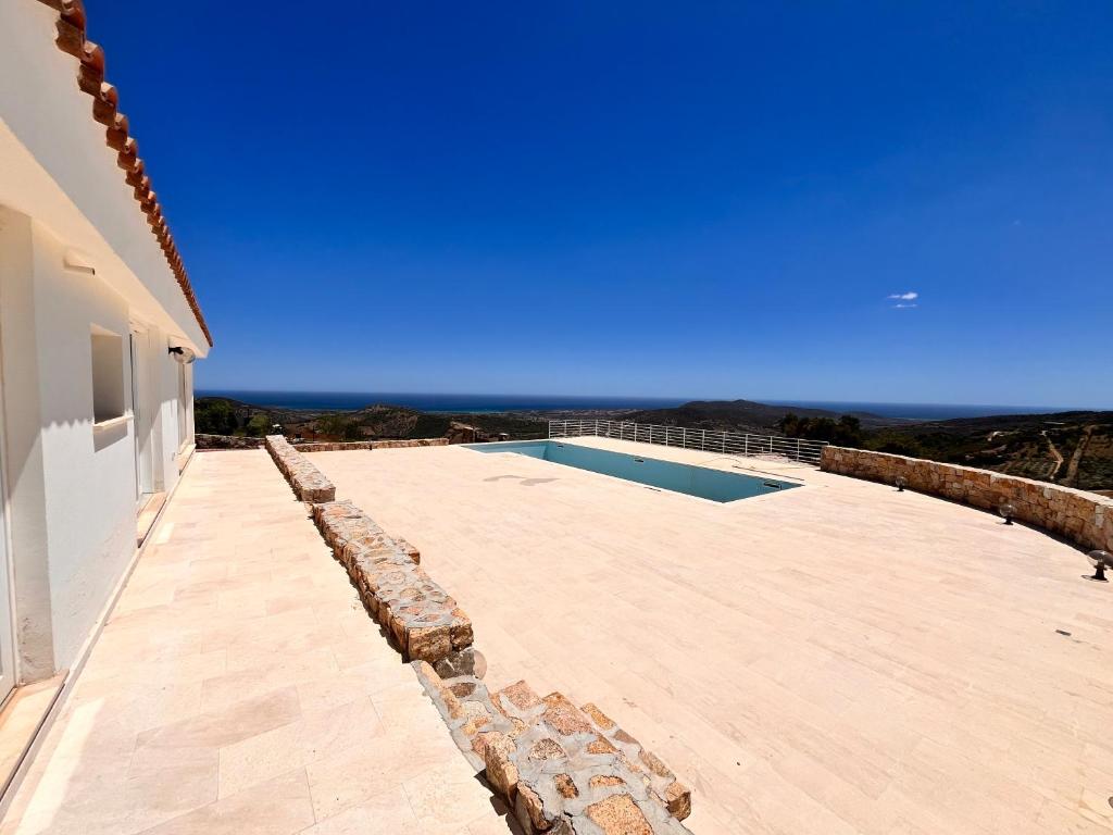 Bazén v ubytování Villa Mbita Sardegna nebo v jeho okolí