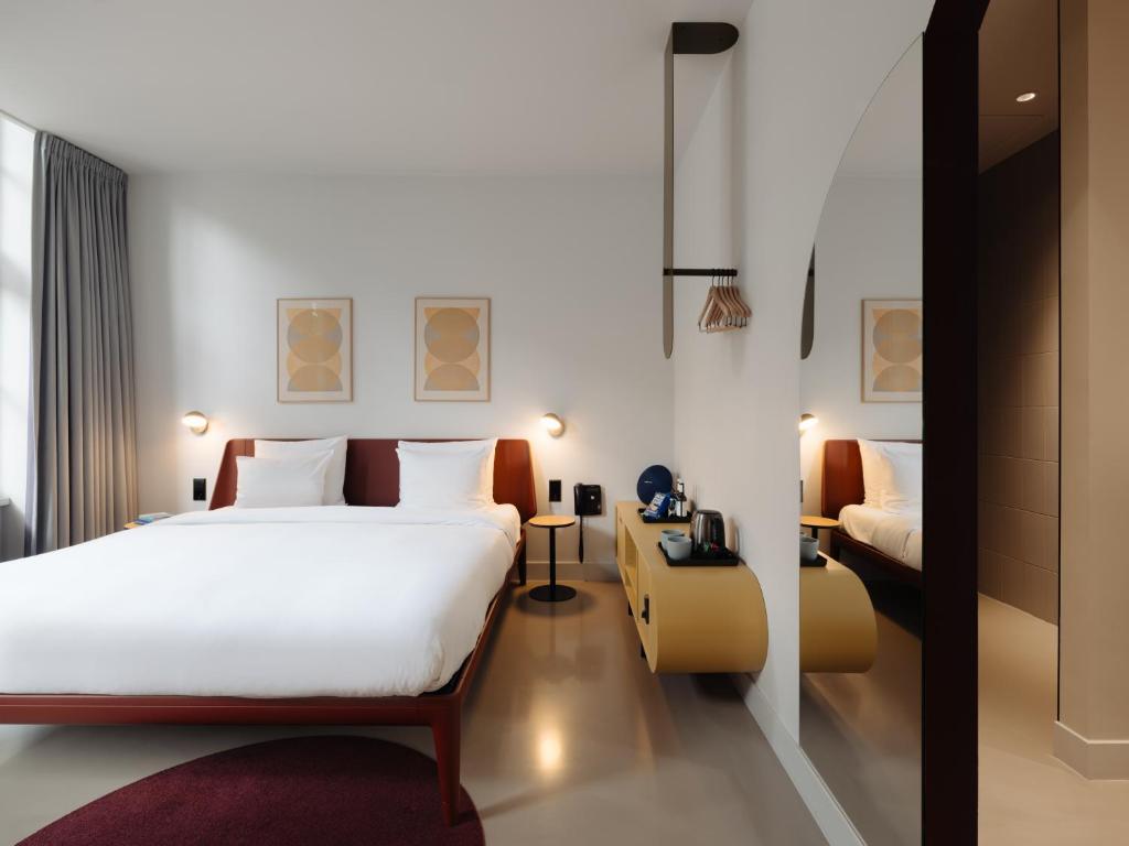 een hotelkamer met een bed en een bureau bij Conscious Hotel Museum Square in Amsterdam