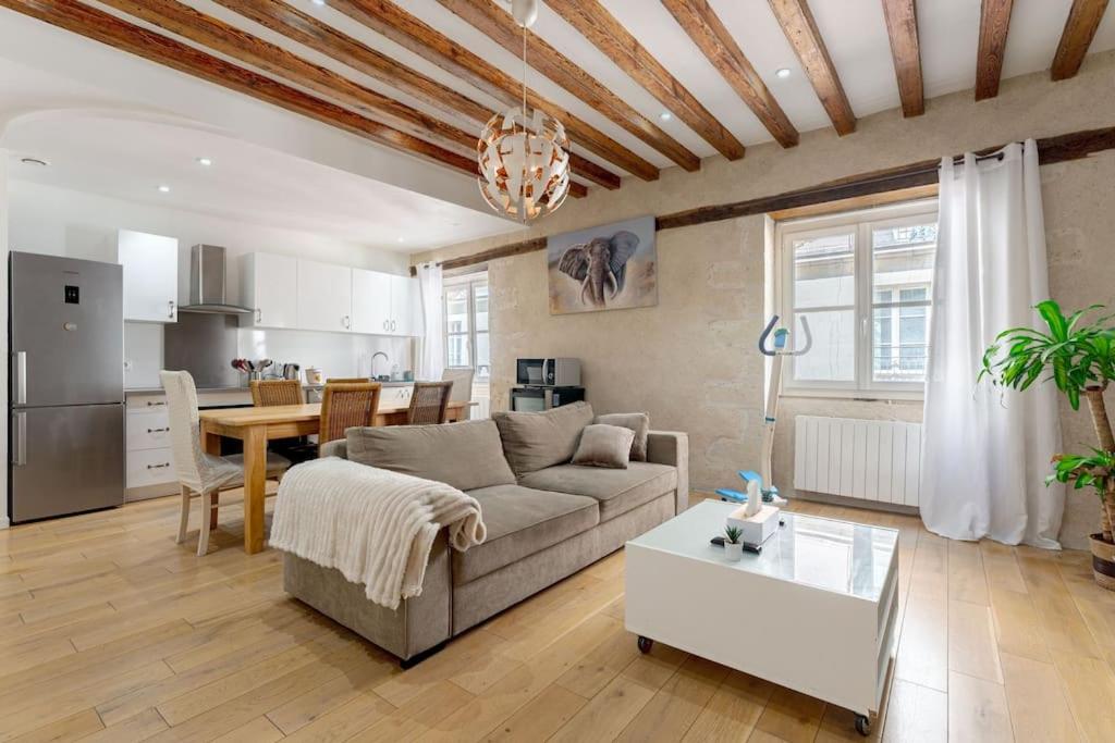 un salon avec un canapé et une table dans l'établissement Charmant T3 au cœur de Nantes, à Nantes