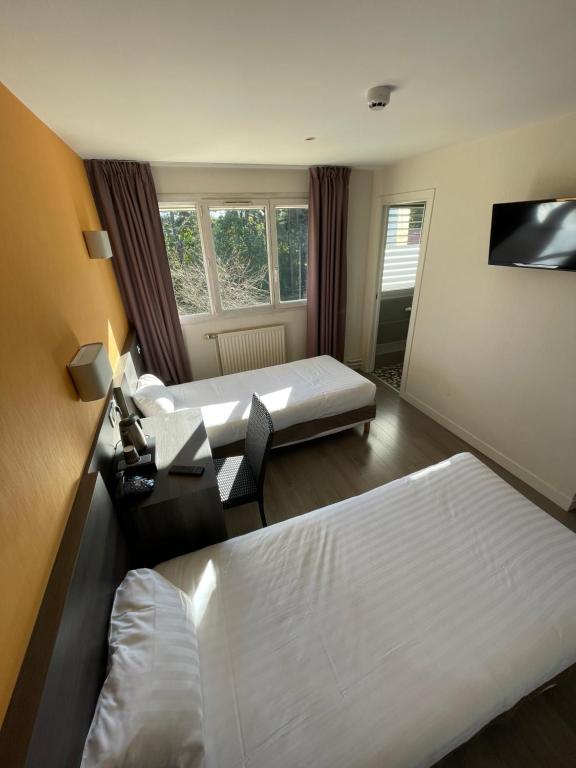 Postel nebo postele na pokoji v ubytování Hôtel Valpré