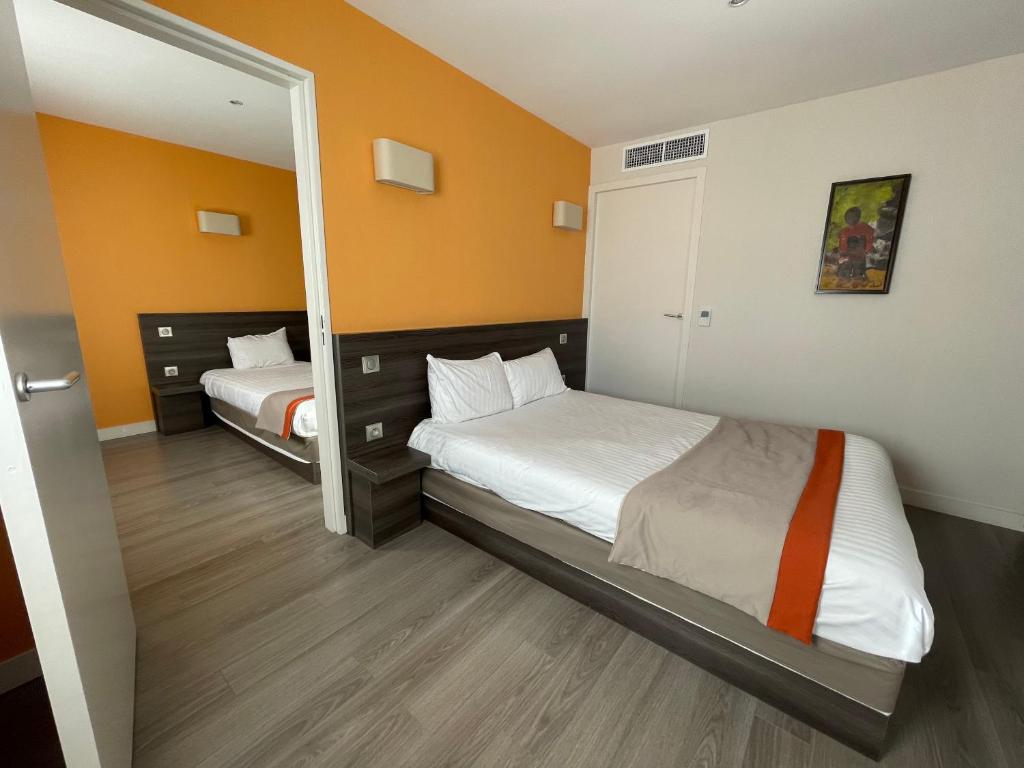 Postel nebo postele na pokoji v ubytování Hôtel Valpré