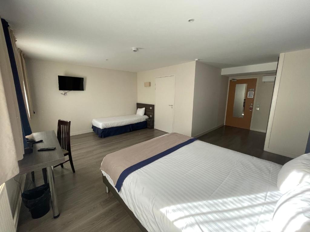 Postel nebo postele na pokoji v ubytování Hôtel Valpré