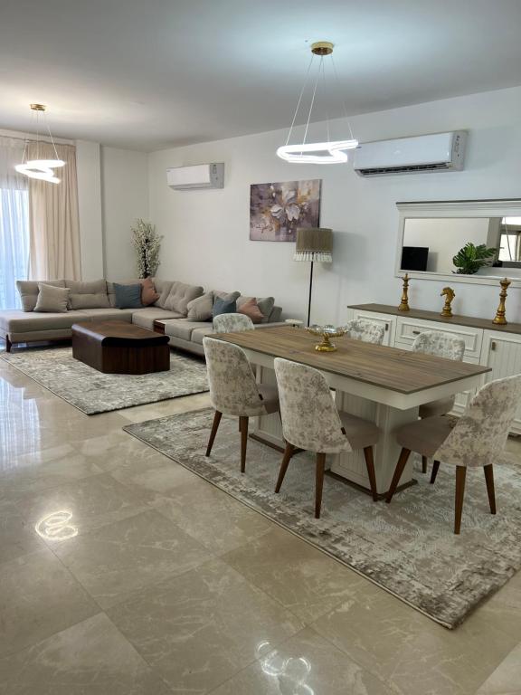 Posezení v ubytování Up Town Luxury Apartment