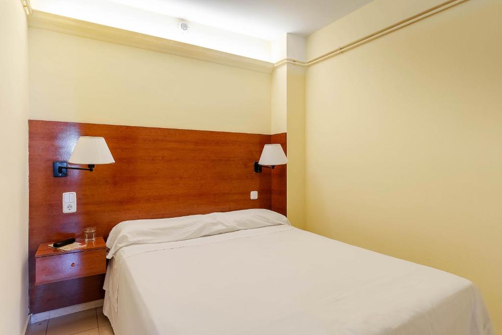A bed or beds in a room at Aparthotel Bertrán