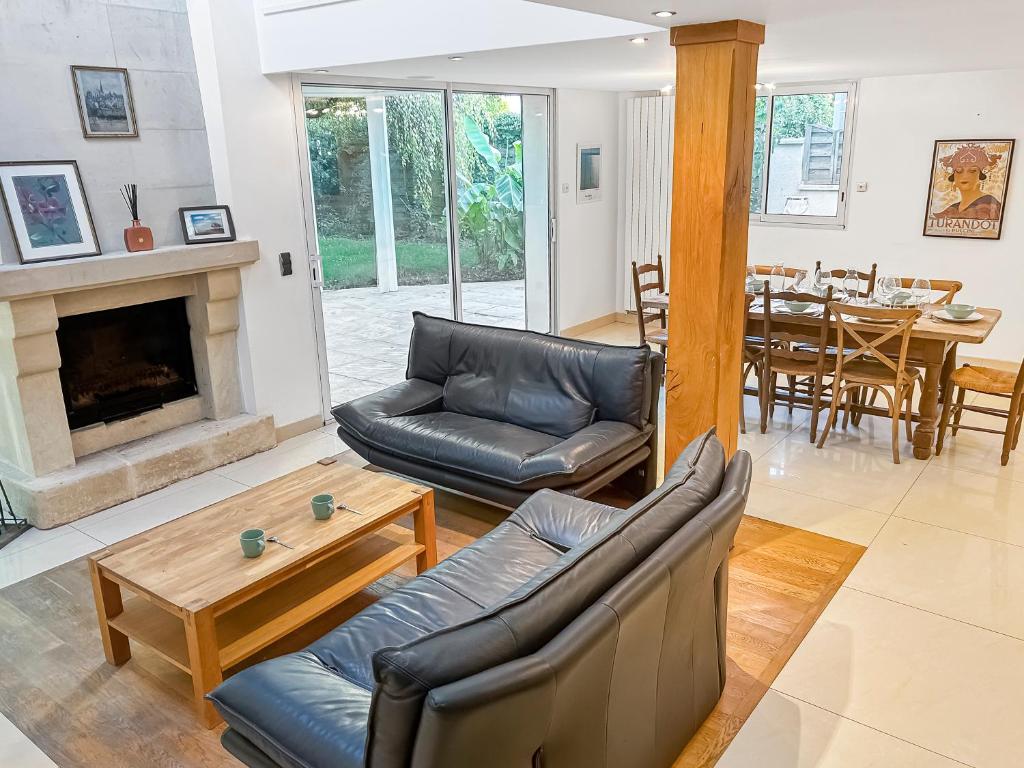 un salon avec un canapé et une table dans l'établissement Grande Maison Lumineuse à 10km de Paris, à Soisy-sous-Montmorency