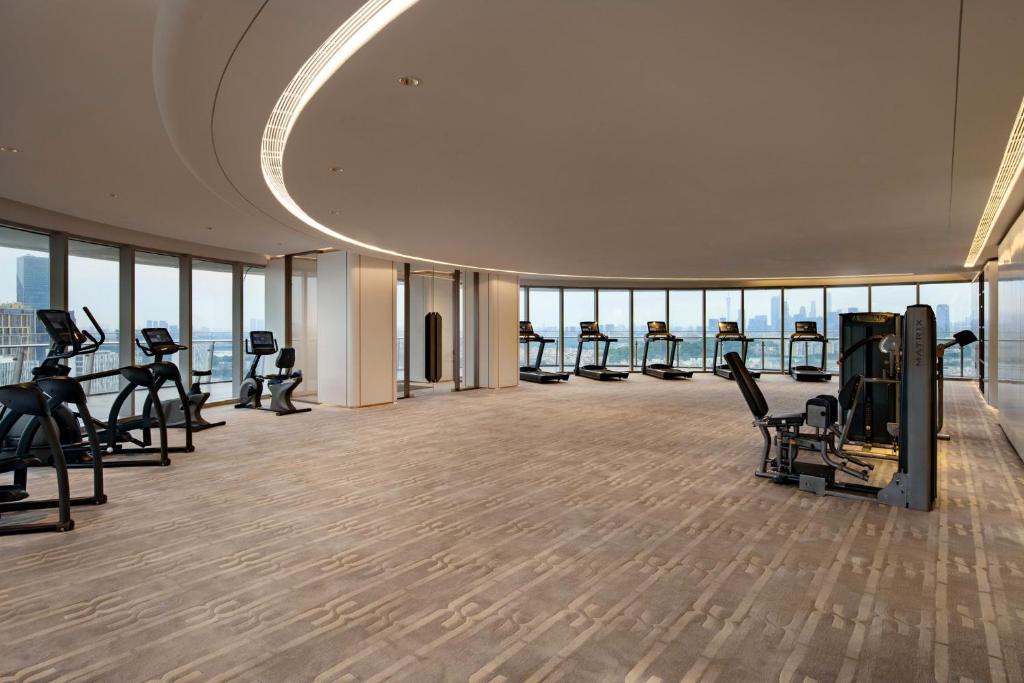 Fitness centrum a/nebo fitness zařízení v ubytování Vignette Collection The Xanadu Guangzhou, an IHG Hotel