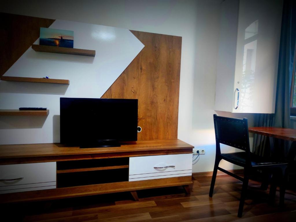 A television and/or entertainment centre at Mimoza İstiklal Apart Hotel