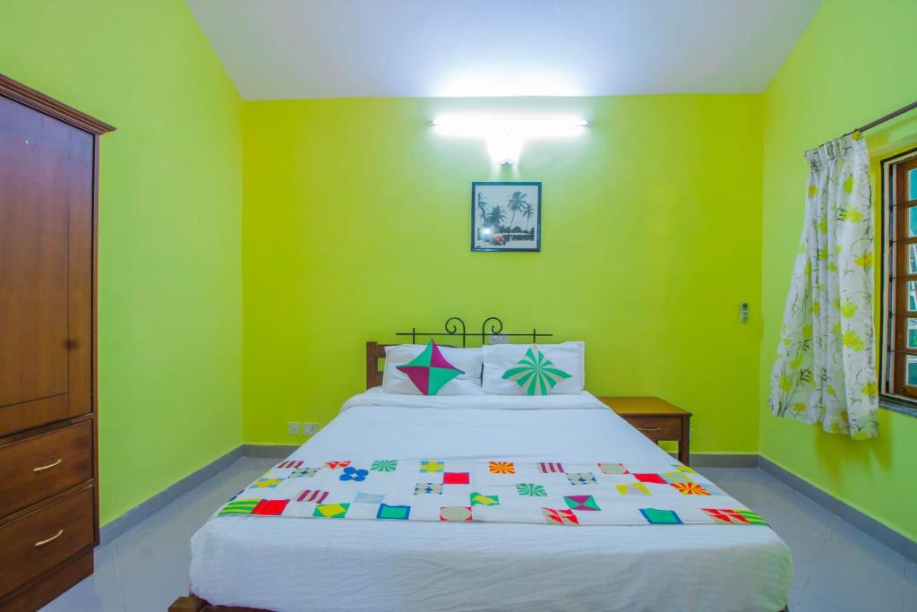 Postel nebo postele na pokoji v ubytování Hotel O Keegan Palms bhk