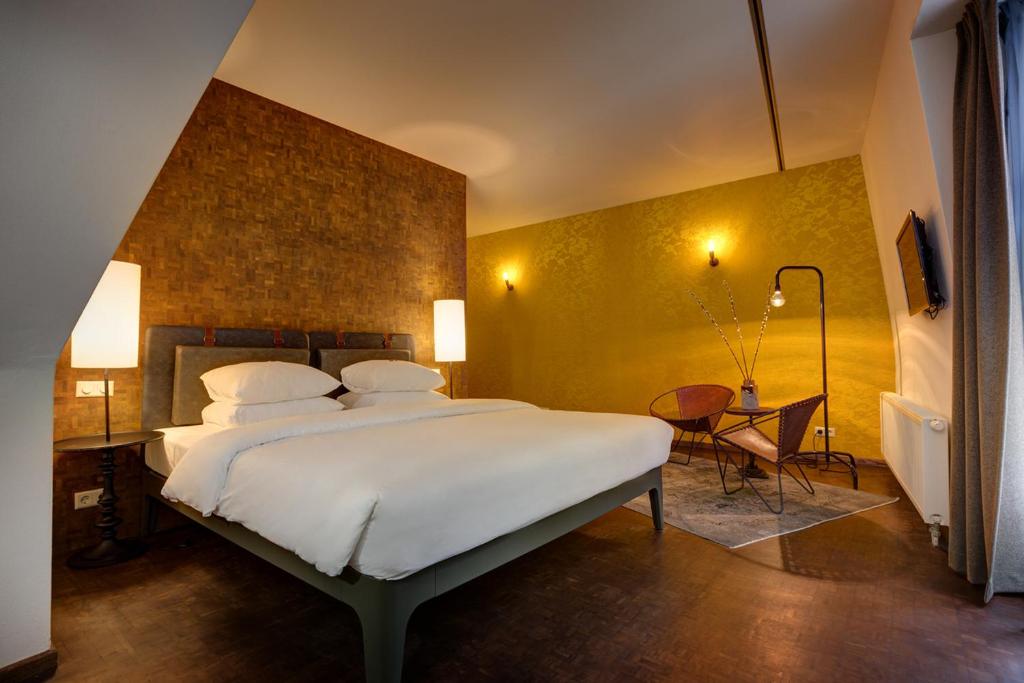 Postel nebo postele na pokoji v ubytování Hotel V Nesplein
