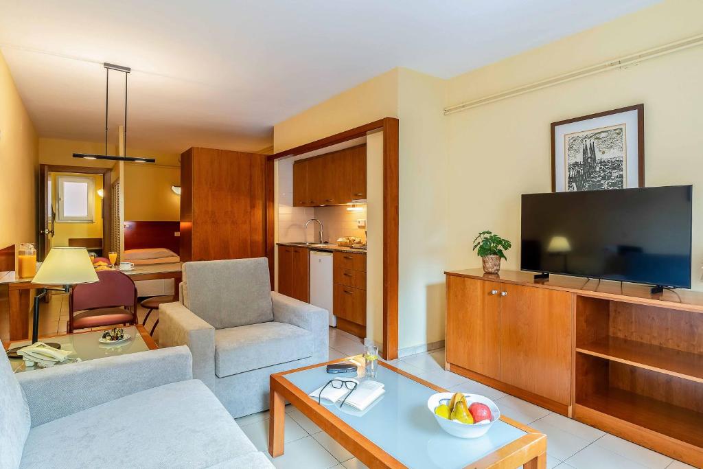 A television and/or entertainment centre at Aparthotel Bertrán