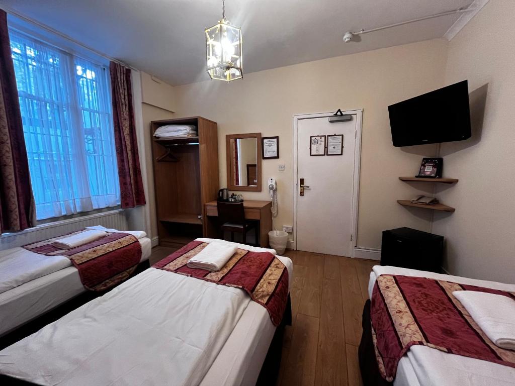Postel nebo postele na pokoji v ubytování Shakespeare Hotel