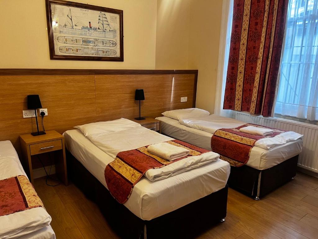 Postel nebo postele na pokoji v ubytování Shakespeare Hotel