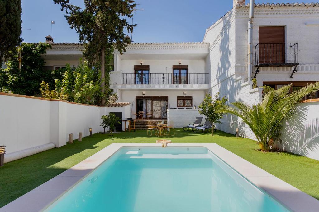 une piscine dans l'arrière-cour d'une maison dans l'établissement Genteel Home San Nicolas, à Grenade