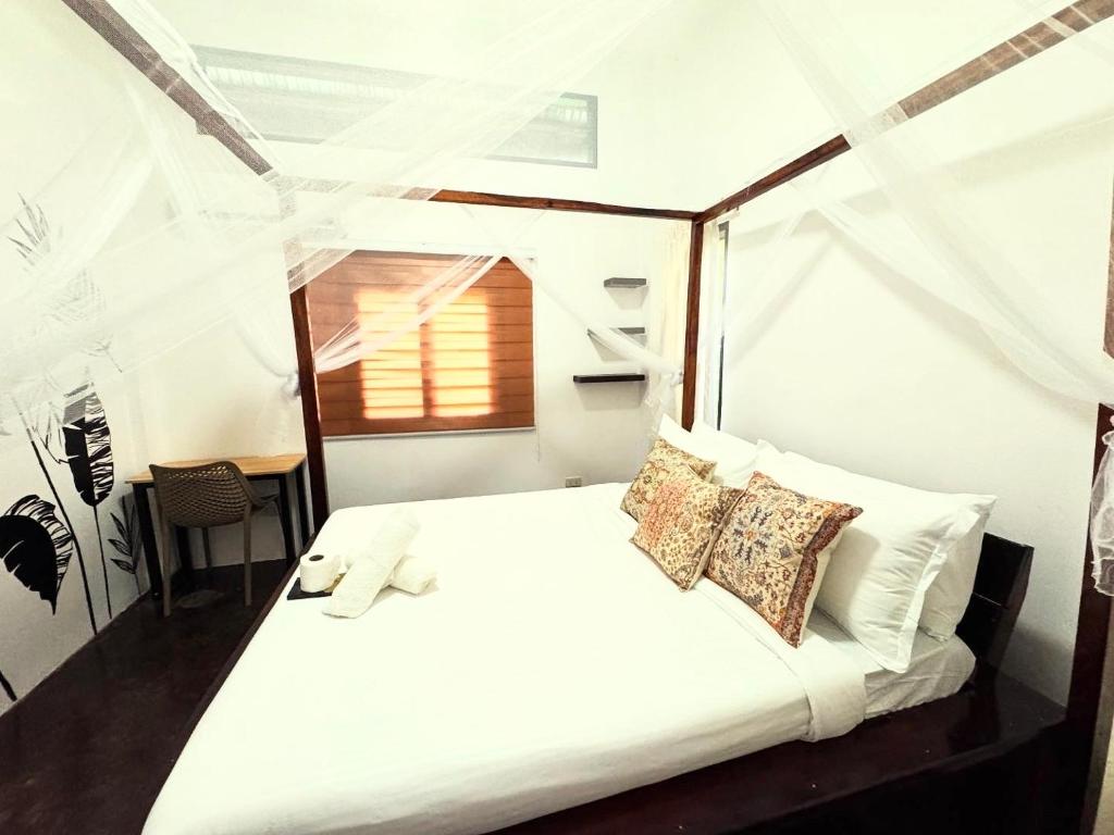 Postel nebo postele na pokoji v ubytování Nutmeg Cottage SIARGAO 2BR exclusive whole house