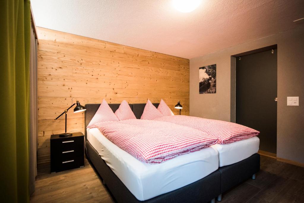 Postel nebo postele na pokoji v ubytování Hotel Weisses Kreuz