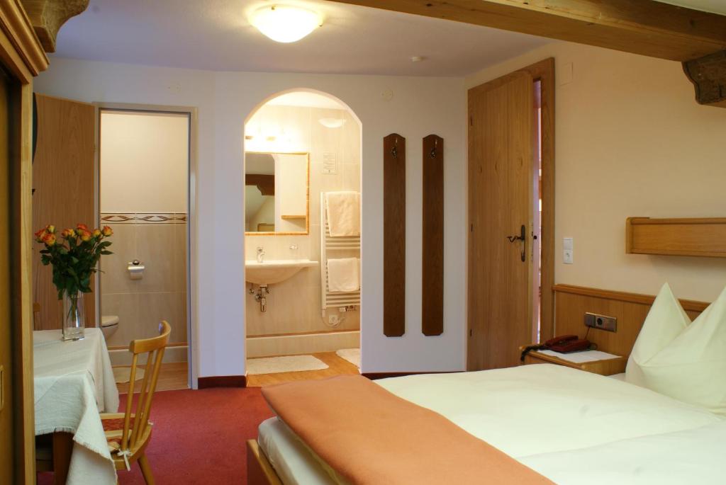 Postel nebo postele na pokoji v ubytování Gasthof Riederhof