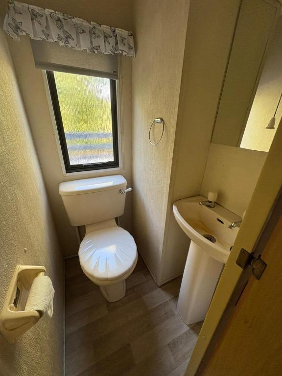 Ένα μπάνιο στο Compact Holiday Home
