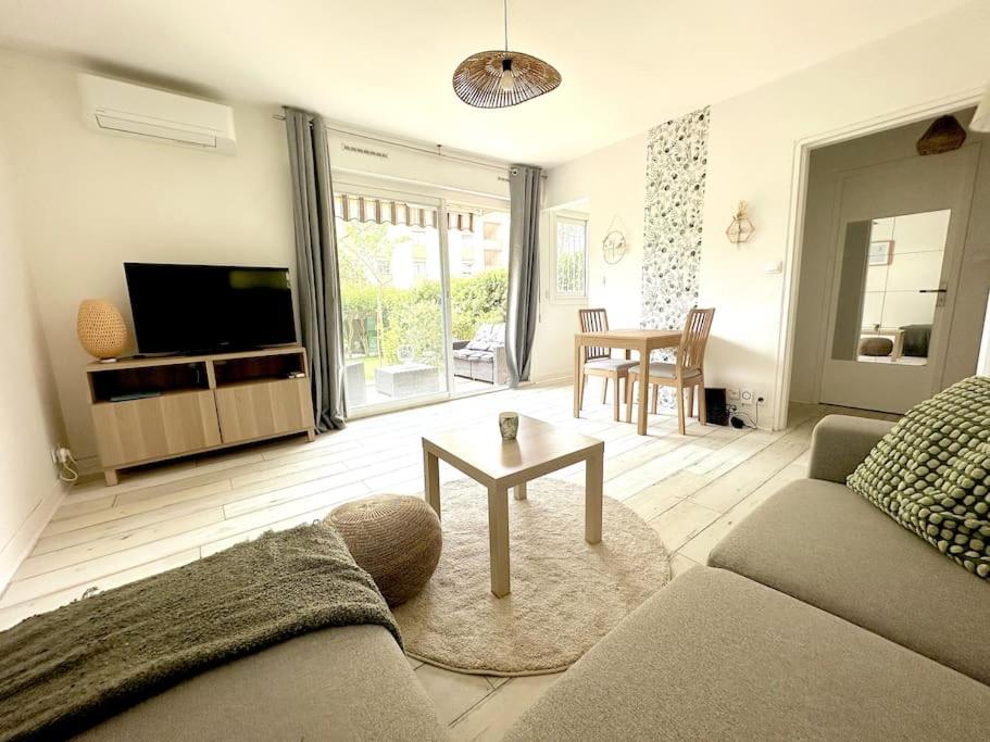 un salon avec un canapé et une table dans l'établissement Olbius Magnifique studio climatisé, à Hyères