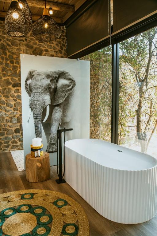 Postel nebo postele na pokoji v ubytování Umoya Safari Lodge