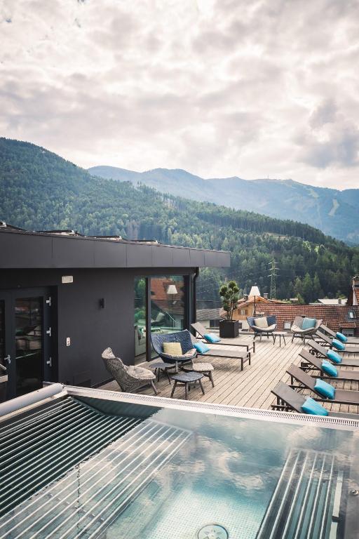 Pemandangan gunung umum atau pemandangan gunung yang diambil dari hotel