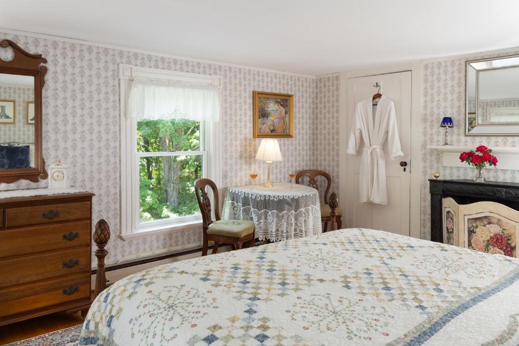 Maguire House Bed and Breakfast - Deluxe Queen Room